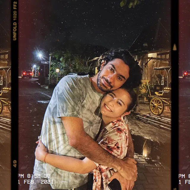 Sering Tampil Mesra Bak Pasangan, Ini 7 Inspirasi Outfit Serasi Prilly Latuconsina dan Reza Rahardian di Luar Lokasi Syuting