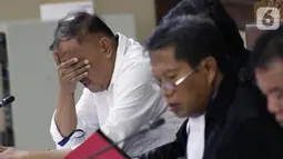 Terdakwa kasus dugaan korupsi terkait pengadaan e-KTP, Markus Nari (baju putih) saat menjalani sidang lanjutan di Pengadilan Tipikor, Jakarta, Senin (14/10/2019). Sidang beragendakan mendengar keterangan saksi-saksi. (Liputan6.com/Helmi Fithriansyah)