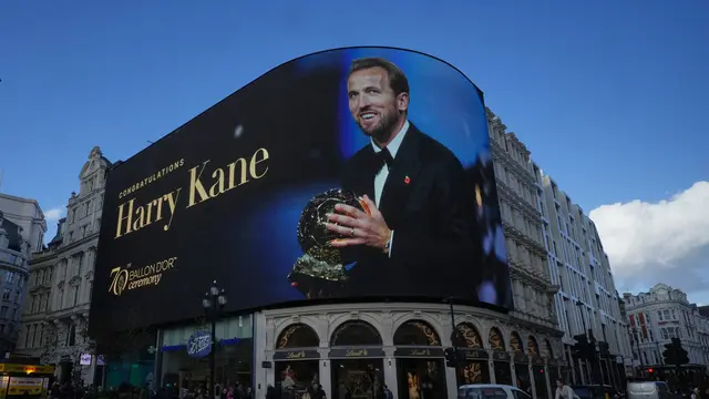 Senyum Harry Kane Usai Genggam Trofi Ballon d’Or 2026