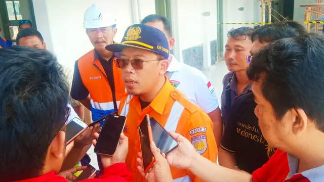 Executive Vice President PT KAI Daop 2 Bandung, Fredi Firmansyah saat memberikan penjelasan kepada wartawan di Stasiun Garut, Kamis (23/1/2020)