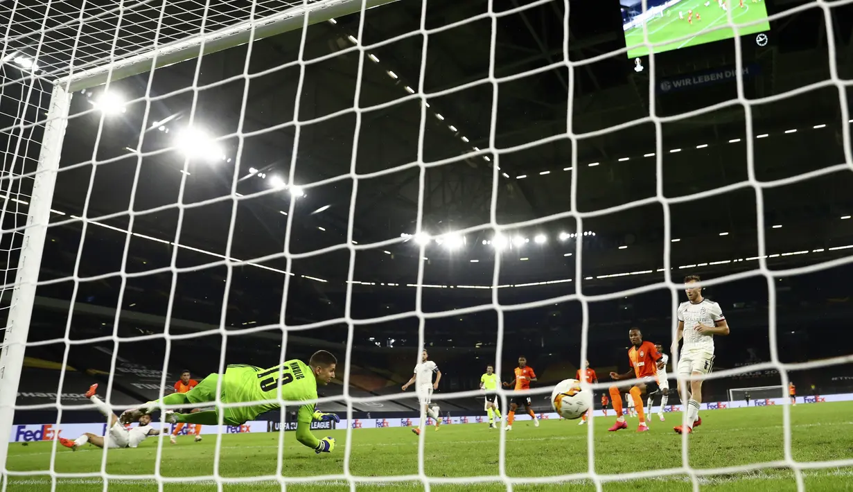 Pemain Shakhtar Donetsk Dodo mencetak gol ke gawang Basel pada pertandingan perempat final Liga Europa di Veltins-Arena, Gelsenkirchen, Jerman, Selasa (11/8/2020). Shakhtar Donetsk menang 4-1. (Lars Baron/Pool Photo via AP)