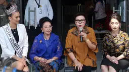 Pimpinan KPK Basaria Panjaitan memberikan keterangan saat menerima kunjungan dari Pendiri YPI Mooryati Soedibyo,  Puteri Indonesia 2016, Kezia Rislin C Warouw dan Finalis Puteri Indonesia di Gedung KPK, Jakarta, Senin (27/3). (Liputan6.com/JohanTallo)