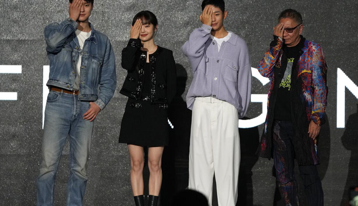Takashi Miike, Jung Hae In, Kim Hyejun, dan Go Kyung Pyo dalam konferensi pers Connect. (Foto: AP Photo/Ahn Young-joon)