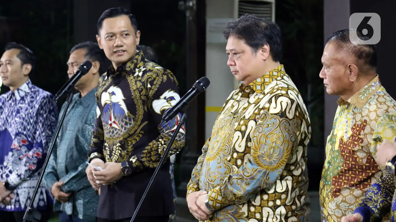 Senyum Hangat AHY Sambut Kedatangan Airlangga Hartarto di Puri Cikeas