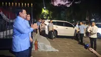 Calon Presiden Prabowo Subianto mendampingi cawapres Gibran Rakabuming Raka di Rumah Kertanegara, Jakarta, jelang debat cawapres perdana. (Liputan6.com/Lizsa Egeham).