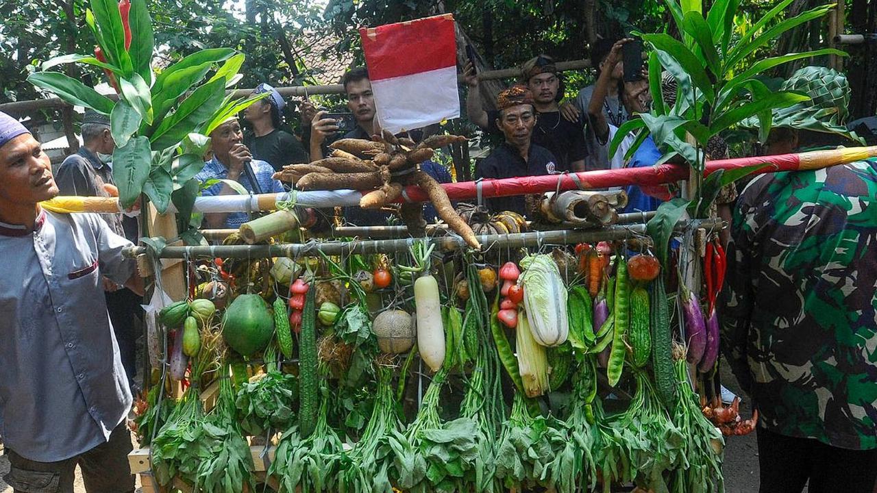 Warga Lembur Sawah, Mulyaharja, Bogor, menggelar tradisi sedekah bumi pada Minggu, 23 Juli 2023.

Tradisi ini dilakukan sebagai wujud syukur kepada Tuhan YME atas berkah dan karunianya dalam bentuk melimpahnya hasil panen.