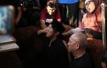 FOTO: Momen Haru Ikang Fawzi Antarkan Marissa Haque ke Peristirahatan Terakhir, Lantunkan Adzan di  Liang Lahad