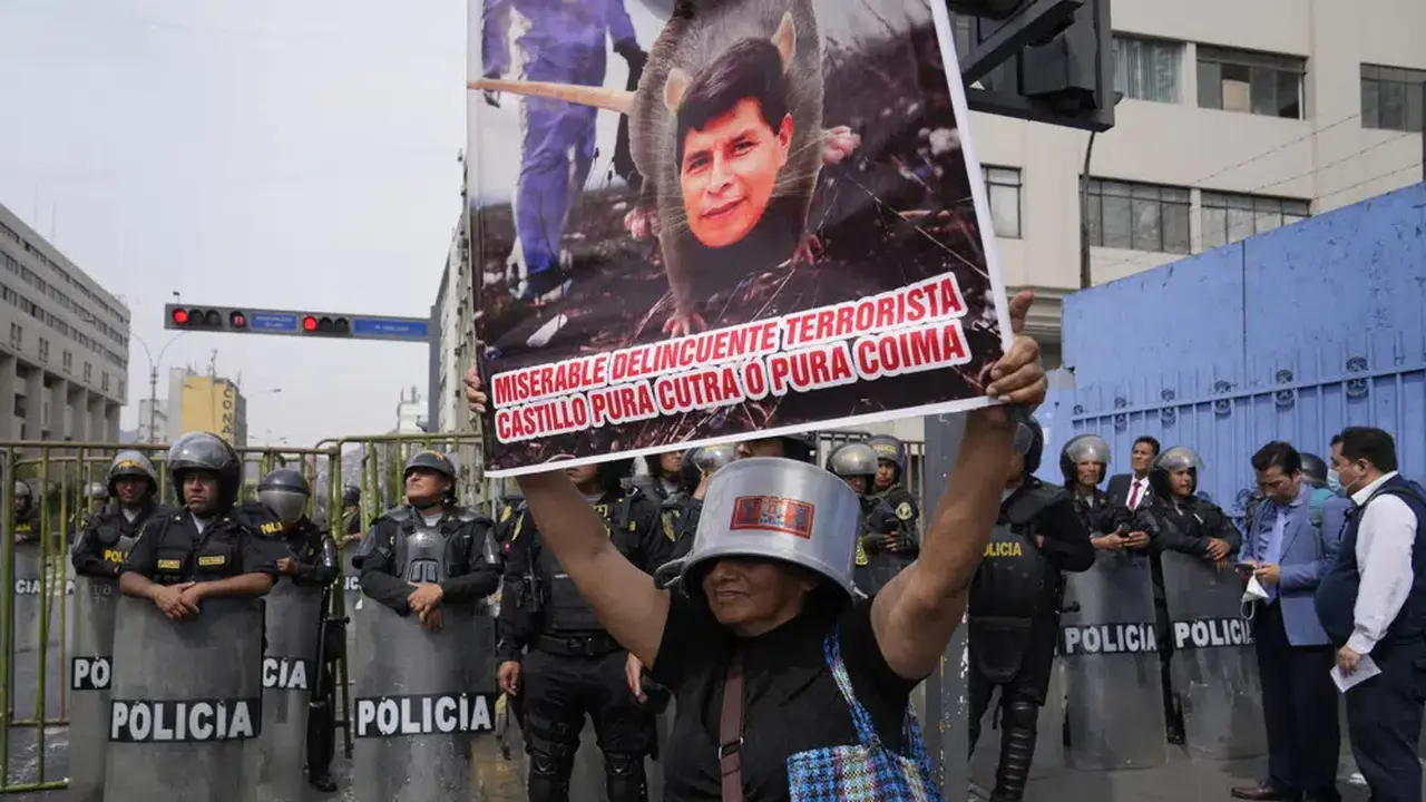 Penentang Presiden Peru Pedro Castillo berunjuk rasa di dekat Kongres di Lima, Peru, Rabu, 7 Desember 2022. (AP/Martin Mejia)