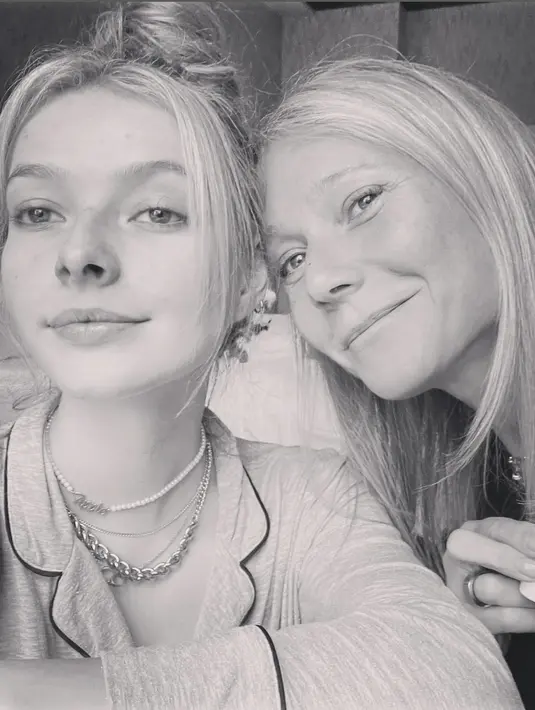 Menyempurnakan fitur wajahnya, pulasan lip gloss dan eyeshadow natural menjadi highlight makeup yang ditampilkan.  [Foto: Instagram/ Gwyneth Paltrow]