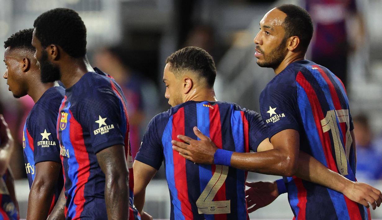 Barcelona unggul 1-0 di menit ke-19 lewat gol Pierre-Emerick Aubameyang (kanan). Striker asal Gabon tersebut mampu memanfaatkan kerjasama satu dua yang dibangun oleh Raphinha dan Pedri. (AFP/Getty Images/ Michael Reaves)