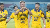 Ze Valente jadi tokoh sentral kemenangan 3-0 yang diraih Persik Kediri atas Arema FC dalam laga pekan ke-32 BRI Liga 1 2024/2025, Minggu (11/5/2025). Kemenangan itu pun menyelamatkan Persib dari jurang degradasi. (Bola.com/Gatot Sumitro)