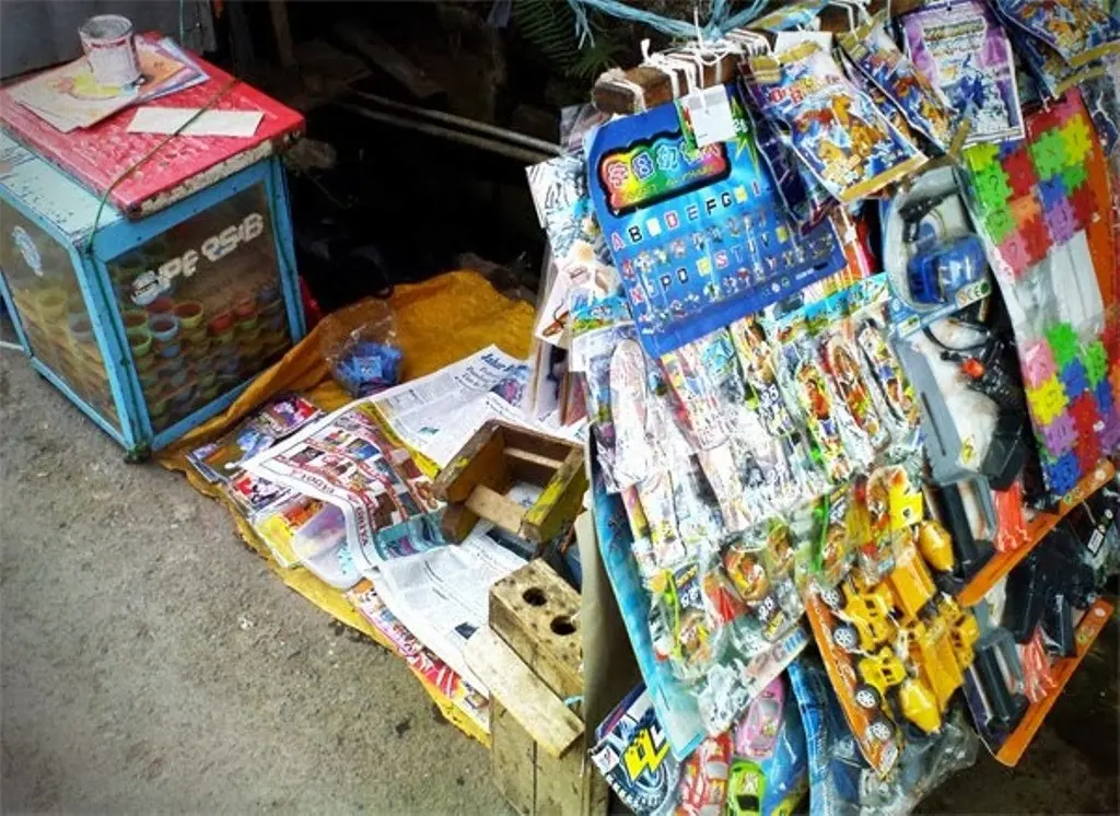 Tiap ada abang-abang tukang mainan dipikul, biasanya kamu beli mainan apa, nih? (Via: kreariefitas.blogspot.co.id)