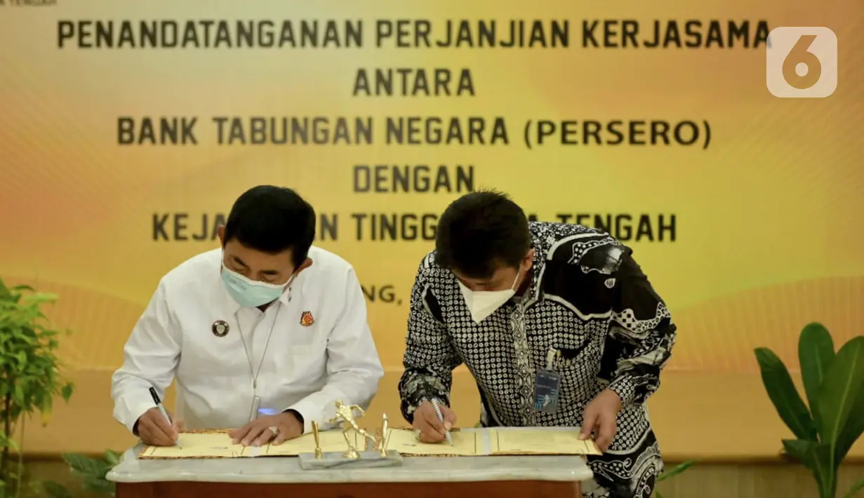 Kakanwil 6 PT Bank Tabungan Negara (Persero) Tbk. Edward Alimin Syarif (kanan) dan Kepala Kejati Jawa Tengah Priyanto (kiri) menandatangani naskah Perjanjian Kerja Sama (PKS) di Kantor Kejati Jateng, Semarang, Rabu (09/06/2021). (Liputan6.com/HO/BTN)