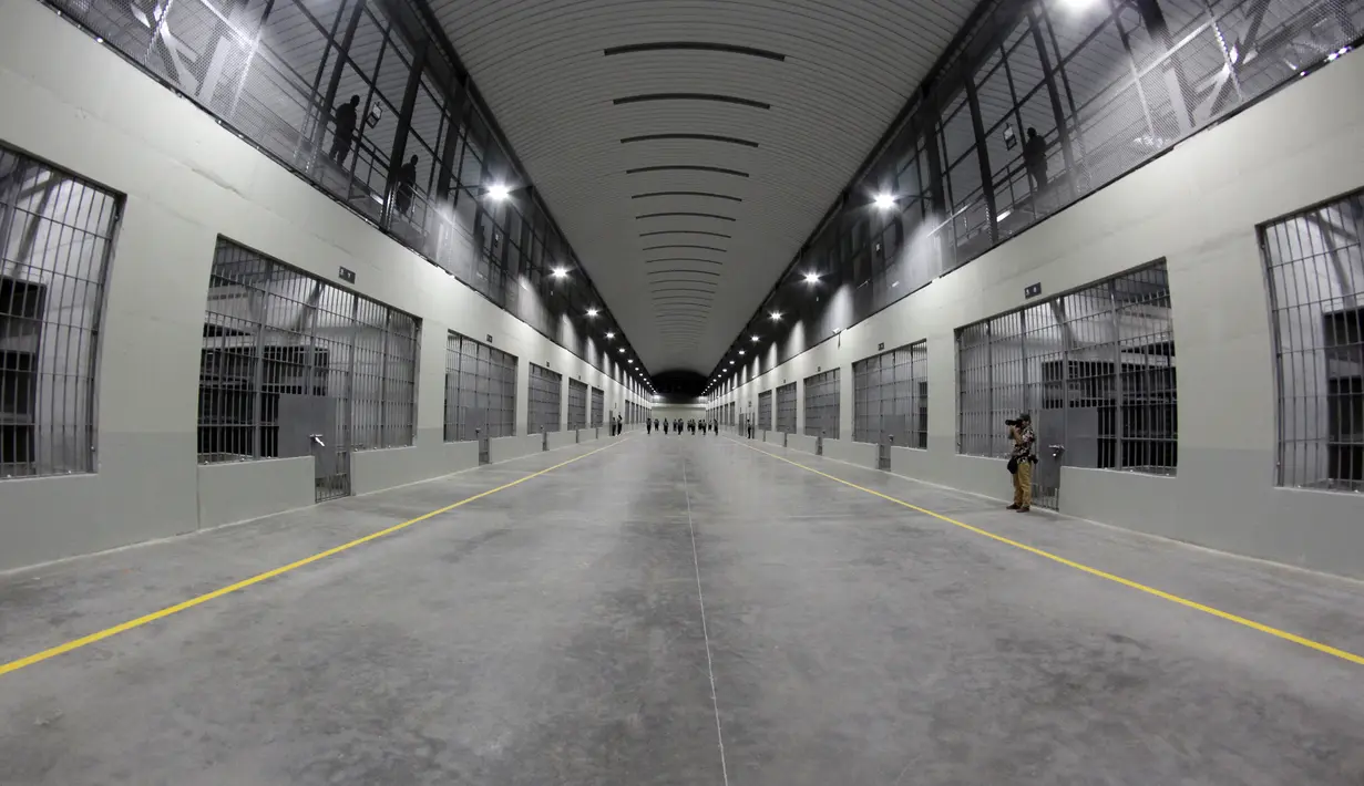 Area sel kosong saat tur media di Pusat Pengurungan Terorisme, Tecoluca, El Salvador, Kamis, 2 Februari 2023. Menurut pemerintah, penjara besar yang masih dalam pembangunan tersebut memiliki kapasitas maksimum 40.000 narapidana dan dimaksudkan untuk memenjarakan anggota geng. (AP Photo/Salvador Melendez)