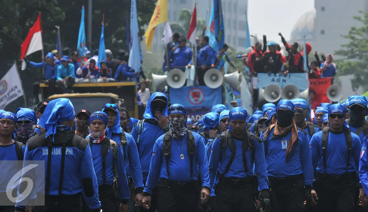 Buruh melakukan orasi diatas mobil menuju Istana Merdeka, Jakarta, Kamis (29/10/2015). Buruh menuntut agar Presiden Joko Widodo mencabut Peraturan Pemerintah Nomor 78 Tahun 2015 tentang Pengupahan. (Liputan6.com/Gempur M Surya)