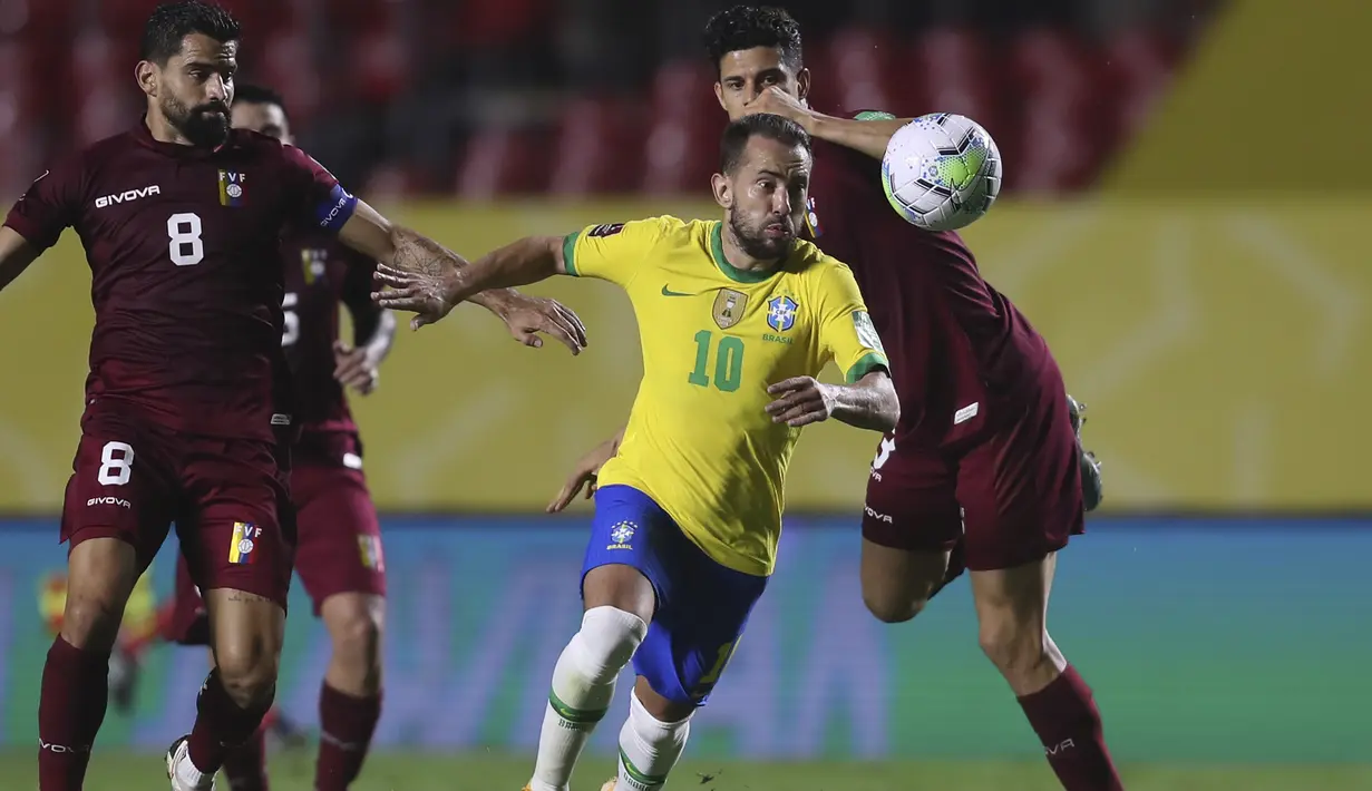 Gelandang Brasil, Everton Ribeiro, berebut bola dengan gelandang Venezuela, Tomas Rincon, pada laga lanjutan kualifikasi Piala Dunia 2022 zona CONMEBOL di Stadion Morumbi, Sabtu (14/11/2020) pagi WIB. Brasil menang 1-0 atas Venezuela. (AFP/Fernando Bizerra/pool)