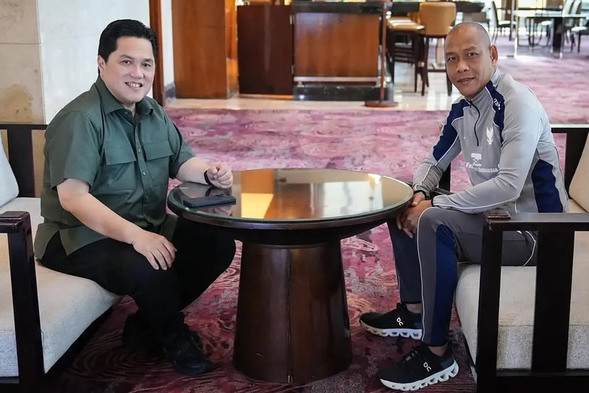 Ketua PSSI, Erick Thohir, memanggil pelatih Timnas Indonesia U-17, Nova Arianto, di tengah Piala Kemerdekaan 2025 di Deli Serdang, Sumatra Utara.