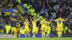 Pemain Ukraina merayakan peluit akhir pertandingan sepak bola play-off kualifikasi Piala Dunia 2022 antara Skotlandia dan Ukraina di Hampden Park Stadium, Glasgow, Skotlandia, 1 Juni 2022. Ukraina menang 3-1. (Malcolm Mackenzie/PA via AP)