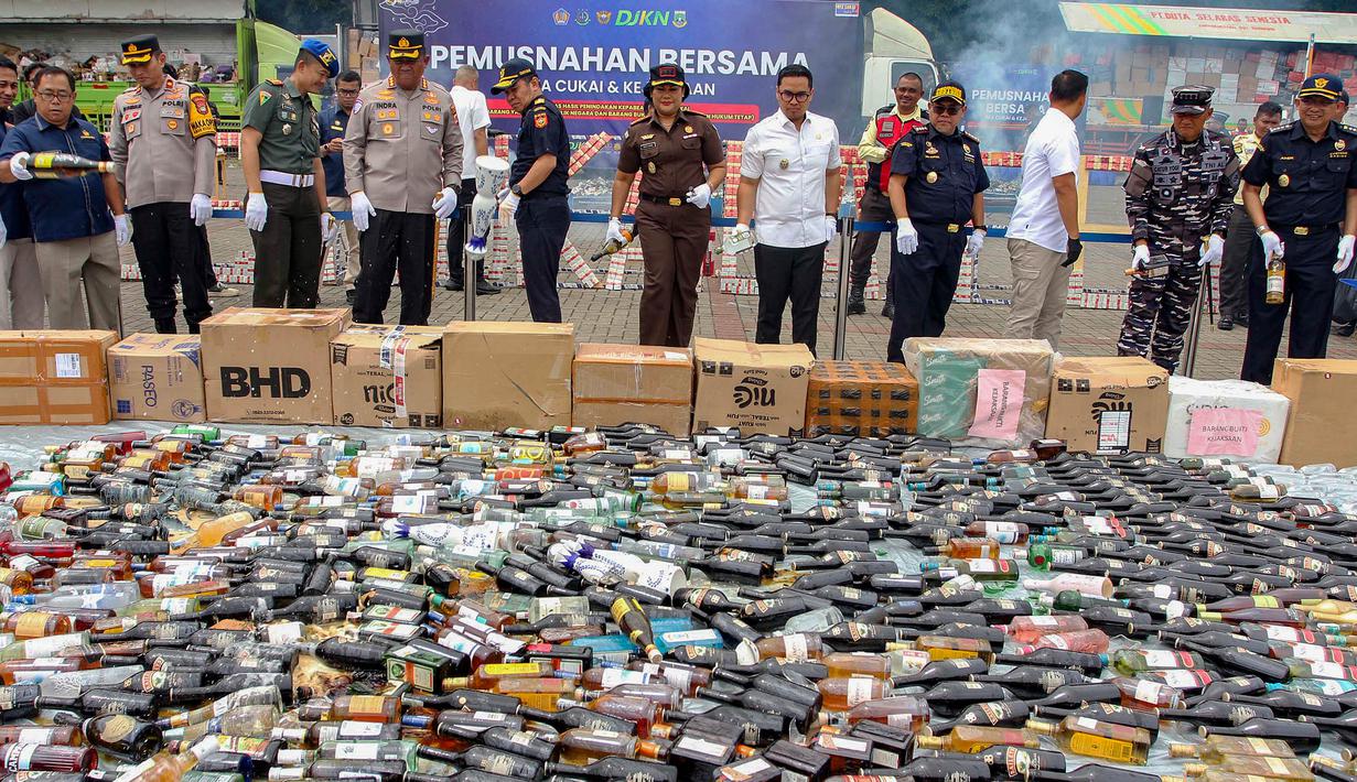 Petugas melakukan pemusnahan barang ilegal hasil penindakan di bidang kepabeanan dan cukai di ICE BSD City, Tangerang, Rabu (12/11/2025). Kantor Wilayah Bea Cukai Banten bersama Kejaksaan Negeri Kabupaten Tangerang memusnahkan barang-barang kena cukai ilegal senilai Rp53,76 miliar. (merdeka.com/Arie Basuki)