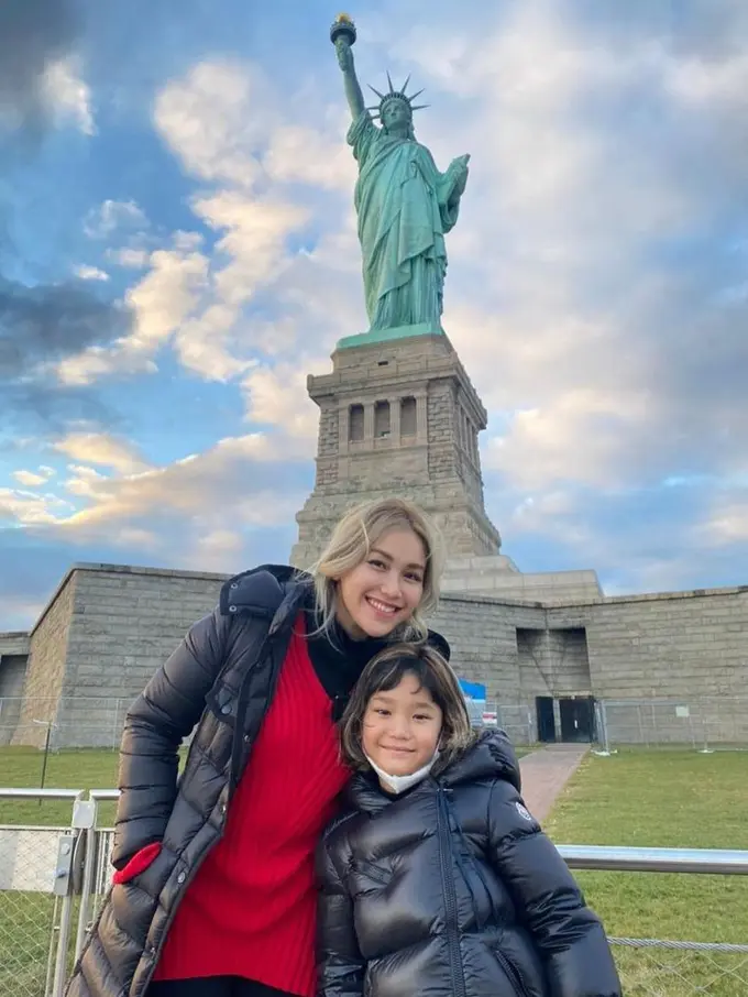 9 Gaya Modis Ayu Ting Ting saat Liburan ke Amerika, Disebut Mirip Eonnie Korea