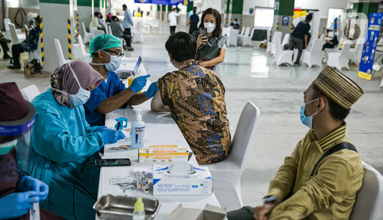 Petugas kesehatan menyuntikan vaksin COVID-19 kepada seorang pemuka agama di Mesjid Istiqlal, Jakarta, Selasa (23/2/2021). Para pemuka agama itu berasal dari seluruh wilayah di Jakarta. vaksinasi akan berlangsung selama dua hari. (Liputan6.com/Faizal Fanani)