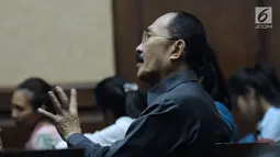 Terdakwa perkara merintangi penyidikan KPK pada kasus korupsi e-KTP, Fredrich Yunadijelang mengikuti sidang lanjutan di Pengadilan Tipikor, Jakarta, Selasa (8/5). Sidang mendengar keterangan dua saksi ahli. (Liputan6.com/Helmi Fithriansyah)