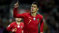Pesta sepak bola empat tahunan antar-negara Eropa yaitu Piala Eropa 2024 yang akan berlangsung di Jerman tak lama lagi segera memulai babak kualifikasi untuk mencari 24 tim yang berhak lolos ke putaran final. Para pemain terbaik Eropa pun dipastikan akan membela timnas masing-masing selama babak kualifikasi. Lesakan gol dan kemenangan tentu menjadi tujuan para pemain untuk memuluskan langkah membawa negaranya lolos ke putaran final. Hingga kini tercatat 5 pemain dengan koleksi gol terbanyak saat berlaga di ajang kualifikasi Piala Eropa. Siapa saja? Yuk disimak uraiannya berikut ini. (AFP/Patricia De Melo Moreira)
