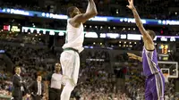 Bintang Boston Celtics Kyrie Irving melepaskan tembakan dan berupaya dihadang pemain Sacramento Kings' George Hill dalam lanjutan NBA musim 2017-2018 di Boston, Kamis (2/11/2017) pagi WIB. Celtic menang 113-86. (AP Photo / Mary Schwalm)