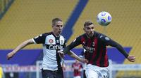 Bek AC Milan, Theo Hernandez (kanan) berebut bola dengan bek Parma, Andrea Conti dalam laga lanjutan Liga Italia 2020/2021 pekan ke-30 di Ennio-Tardini Stadium, Parma, Sabtu (10/4/2021). AC Milan menang 3-1 atas Parma. (LaPresse via AP/Spada)