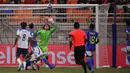 <p>Kiper Timnas Brasil U-17, Phillipe Gabriel (tengah) berusaha melakukan penyelamatan saat menghadapi Timnas Inggris U-17 pada laga ketiga Grup C Piala Dunia U-17 2023 di Jakarta International Stadium, Jakarta Utara, Jumat (17/11/2023). (Bola.com/Ikhwan Yanuar)</p>