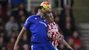 Pemain Chelsea, Diego Costa (kiri), berebut bola dengan pemain Stoke City, Ryan Shawcross, pada lanjutan Liga Premier Inggris di Stadion Britannia, Stoke, Minggu (8/11/2015) dini hari WIB. (AFP Photo/Paul Ellis)