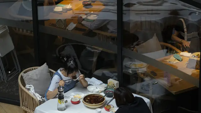 Pembatasan Dilonggarkan, Restoran di Beijing Kembali Dibuka