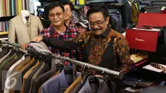 Calon Wakil Gubernur DKI Jakarta Djarot Saiful Hidayat membeli baju batik saat blusukan di kawasan Pasar Baru, Jakarta, Senin (14/11). Sebelumnya pada blusukan ini Djarot sempat mendapat penolakan dari sejumlah warga. (Liputan6.com/Gempur M. Surya)