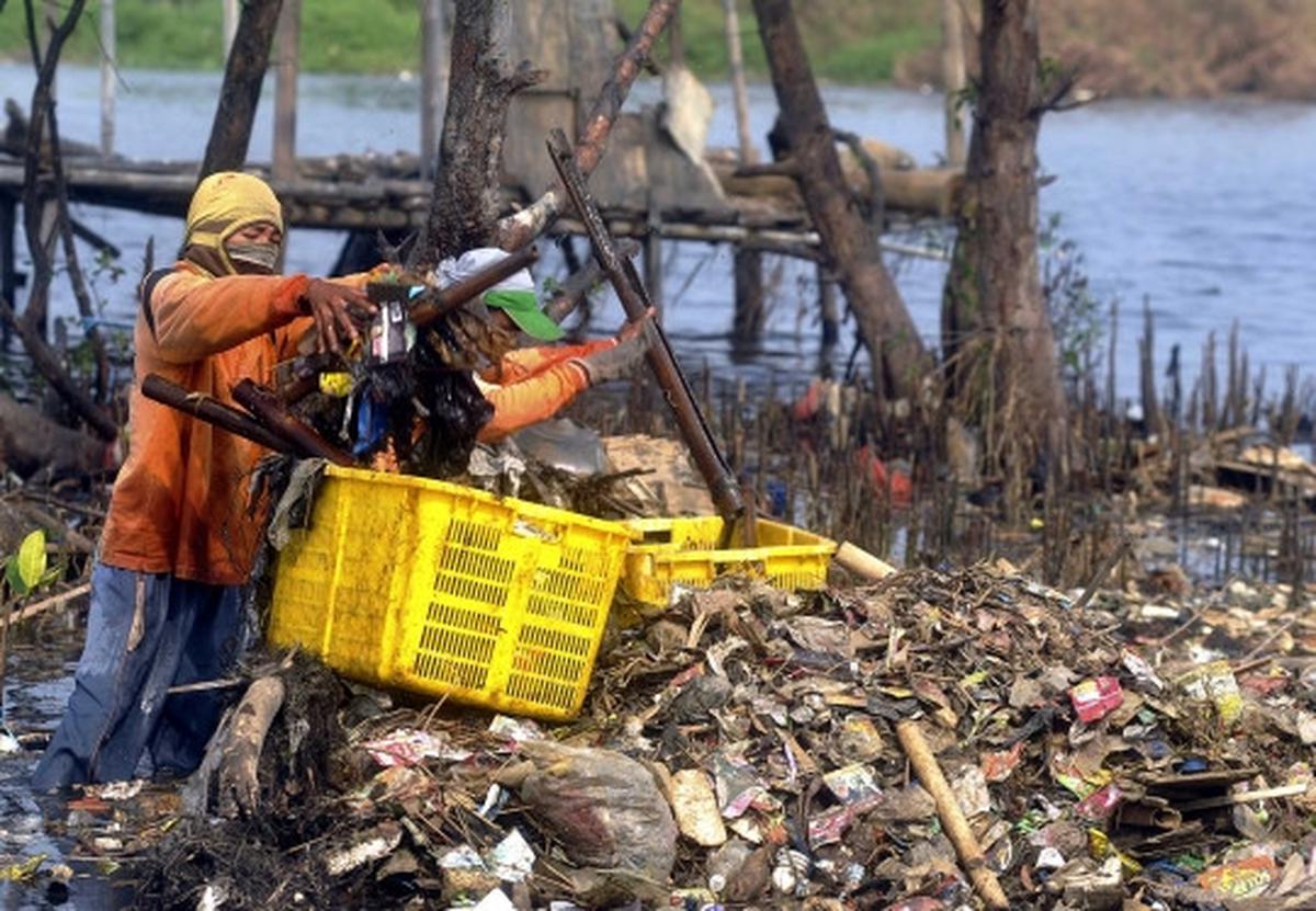 Melihat aksi para penjaga kebersihan pantai