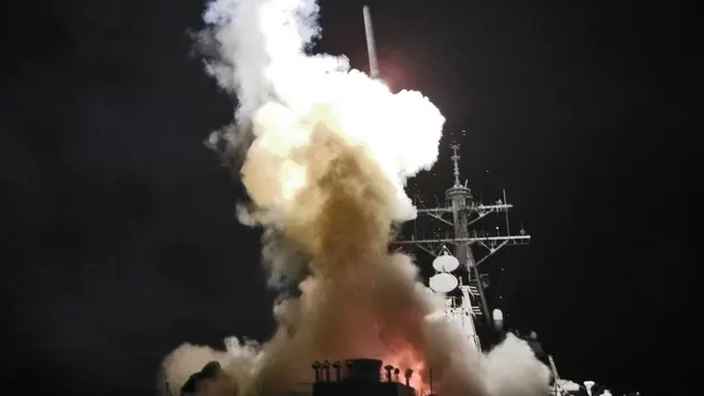 Peluncuran rudal Tomahawk dari USS Barry saat intervensi militer Amerika Serikat terhadap Libya, 2011 (Wikimedia Commons)