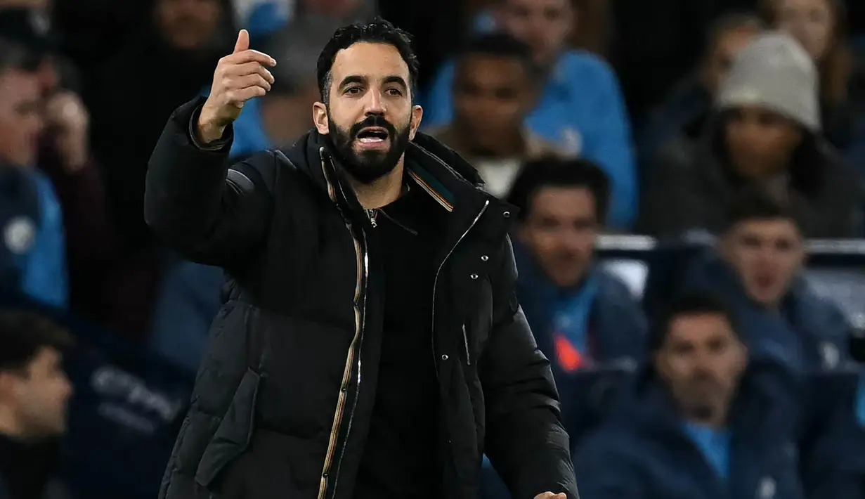 Ruben Amorim menjadi pelatih The Red Devils kedua yang memenangkan derby Manchester Liga Inggris dalam jabatan pertamanya. Catatan pertama dipegang mantan manajer legendaris klub Sir Alex Ferguson. (Paul ELLIS/AFP)