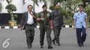 Kepala BIN, Sutiyoso (kiri) bersama Panglima TNI Jenderal Gatot Nurmantyo jelang pelaksanaan serah terima jabatan Kepala Staf TNI AD di Markas Besar Angkatan Darat, Jakarta, Rabu (15/7/2015). (Liputan6.com/Faizal Fanani)