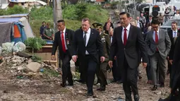 PM Denmark Lars Lokke Rasmussen didampingi Menko Kemaritiman, Luhut Pandjaitan menyusuri bantaran sungai belakang Museum Bahari, Jakarta, (28/11). PM Rasmussen memberi bantuan Rp11,8 miliar untuk mendukung tata kelola limbah. (Liputan6.com/Angga Yuniar)