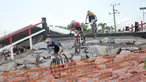 dari kiri, Pembalap Estonia, Kirill Tarassov, pembalap Singapura, Riyadh Hakim dan pembalap Ceko, Simon Nemec, beraksi di UCI MTB Eliminator World Cup 2024 yang digelar di Sirkuit SG 1973, Palangka Raya, Minggu (19/5/2024). (Bola.com/Ade Yusuf Satria)