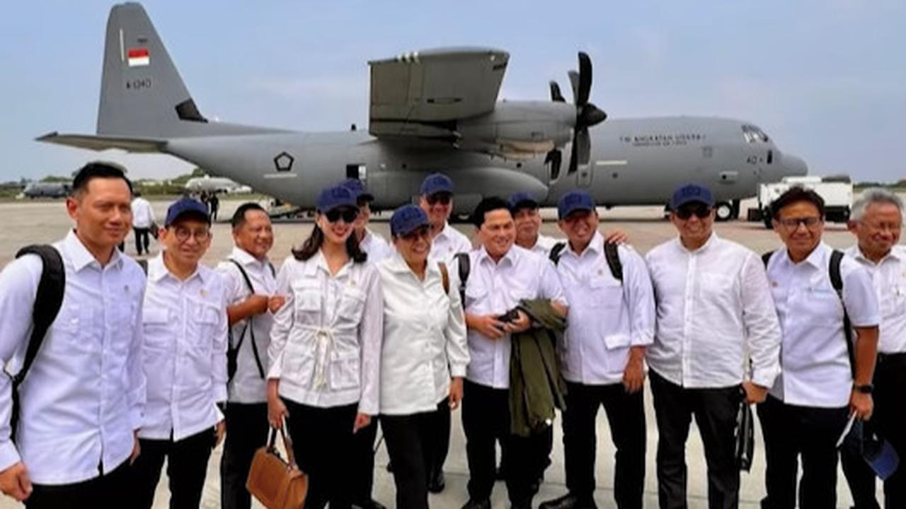 Ekspresi Tegang Para Pejabat Terbang Naik Hercules TNI AU, Menteri Kelautan Terpantau Peluk Tas