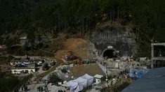 Para petugas penyelamat berusaha untuk menjangkau titik lokasi 41 orang yang terperangkap di dalam Silkyara, beberapa hari setelah tambang tersebut runtuh di distrik Uttarkashi, negara bagian Uttarakhand, India pada tanggal 26 November 2023. (Arun SANKAR/AFP)