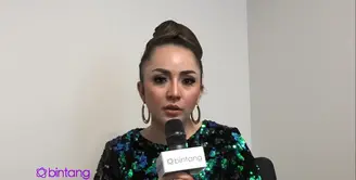 Misteri perceraian antara Regina Andriane Saputri dan Farhat Abbas masih menjadi pertanyaan khalayak umum. Bahkan Regina pun merasa bingung, kapan dirinya resmi berpisah dengan Farhat Abbas.