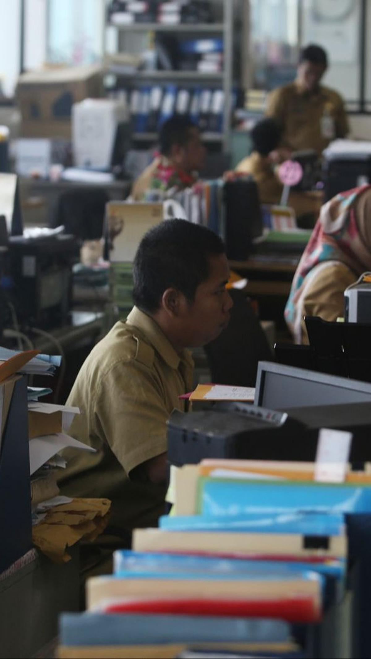 Aktivitas aparatur sipil negara (ASN) di tahun politik 2024 akan diawasi. Ada larangan tegas dari mulai pose berfoto Sampai soal aktivitas di media sosial.<br>