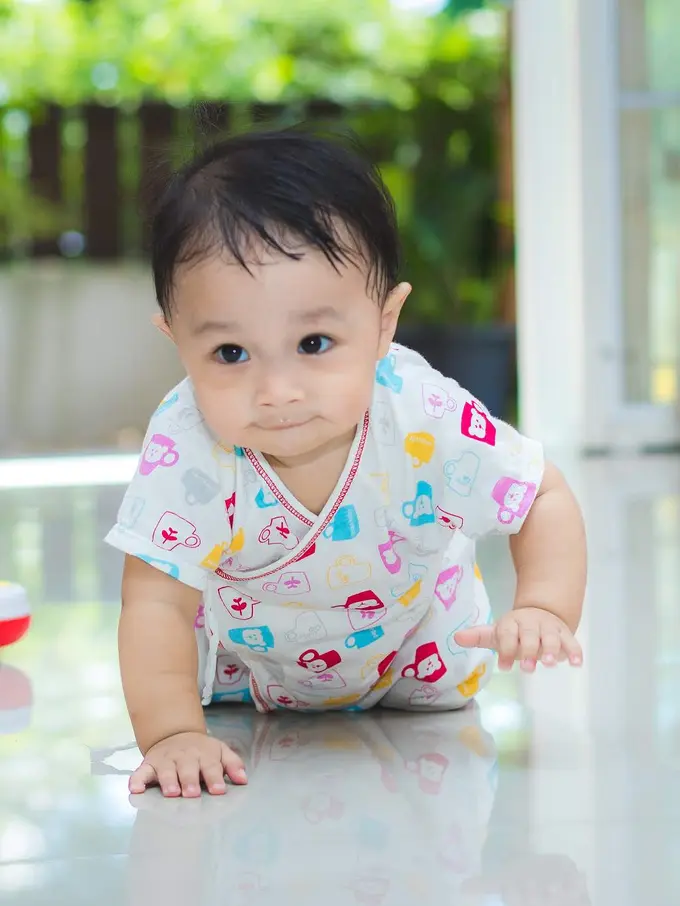 Bayi merangkak