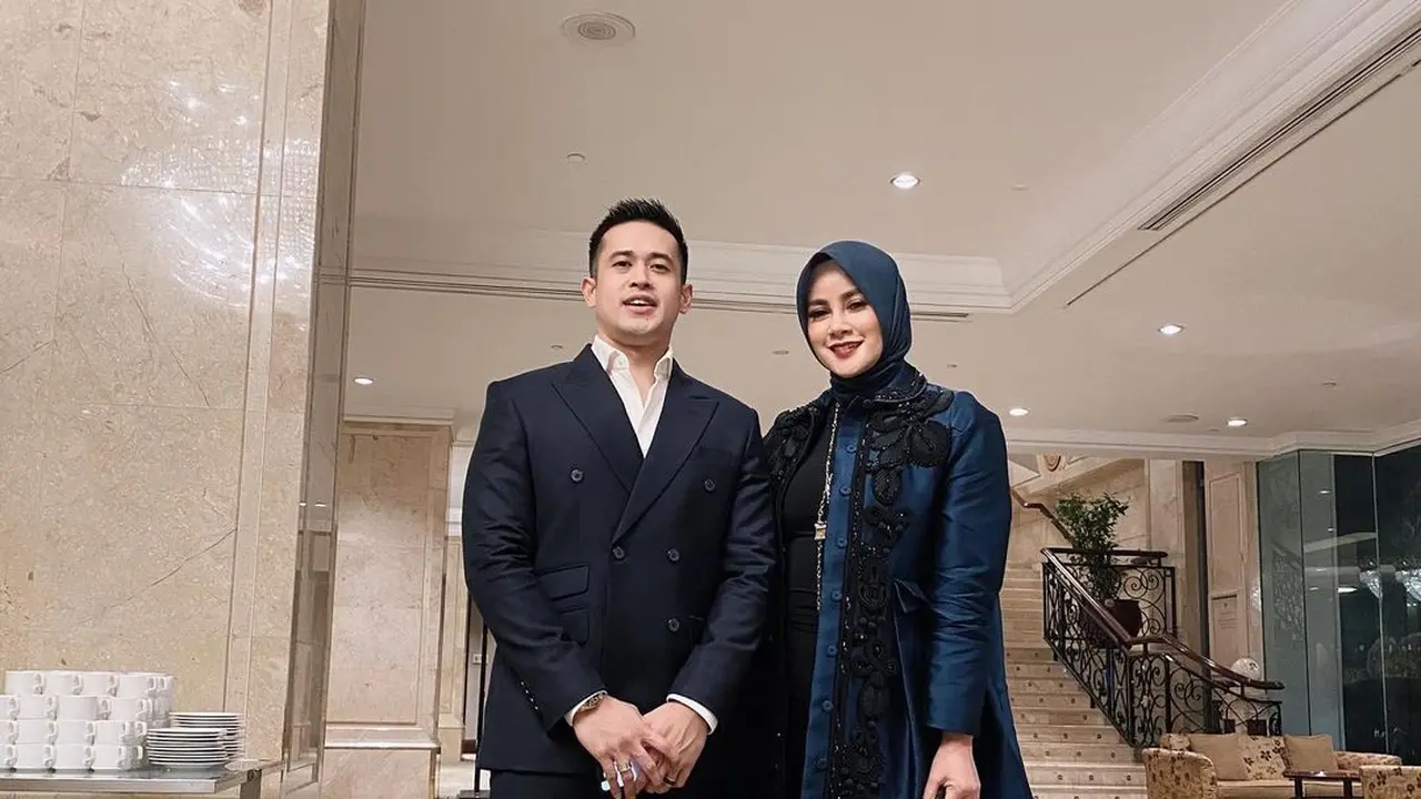 Saling Sindir di Media Sosial, Ini 6 Potret Mesra Olla Ramlan dan Aufar Hutapea