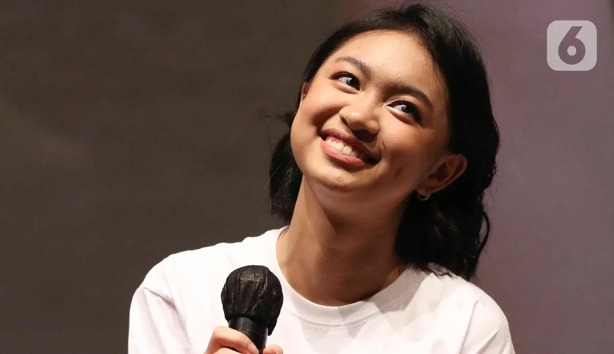 Aktris Zara Leola saat konferensi pers film Kau & Dia 2 di Jakarta, Kamis (30/6/2022). Film Kau & Dia 2 adalah film terbaru dari MAXstream. Film Kau & Dia 2 ini akan tayang mulai 1 Juli 2022 di platform streaming digital tersebut. (Liputan6.com/Herman Zakharia)