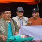 Kemenag, BAZNAS, dan Lembaga Amil Zakat (LAZ) yang tergabung dalam Forum Zakat (FOZ) menyerahkan bantuan sebanyak Rp180 juta kepada korban terdampak banjir Sumbar. (Istimewa)