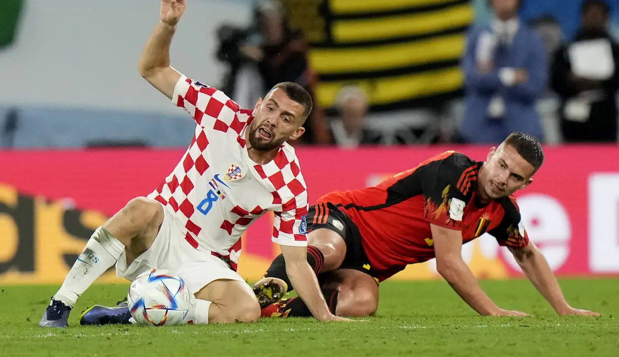 Gelandang Kroasia, Mateo Kovacic berebut bola dengan pemain Belgia, Leander Dendoncker pada pertandingan F Piala Dunia 2022 di Stadion Ahmad Bin Ali di Al Rayyan, Qatar, Kamis (1/12/2022). Belgia harus angkat koper dari Qatar setelah finis tempat ketiga dengan raihan empat poin. (AP Photo/Luca Bruno)