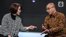 Ketua Komisi Pemilihan Umum (KPU) Hasyim Asy'ari (kanan) berbincang dengan Pimpinan Redaksi SCTV Retno Pinasti (kiri) saat acara penandatanganan MoU antara Emtek dengan KPU di SCTV Tower, Jakarta, Selasa (30/8/2022). Kerja sama KPU dengan Emtek ini terkait sosialisasi Pemilihan Umum yang akan diselenggarakan 2024 mendatang. (Liputan6.com/Johan Tallo)