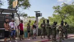 Pasukan keamanan Israel terlihat dikerahkan di lokasi serangan penembakan di Tepi Barat pemukiman Israel Maale Adumim, Selasa, 1 Agustus 2023. (AP Photo/Ohad Zwigenberg)